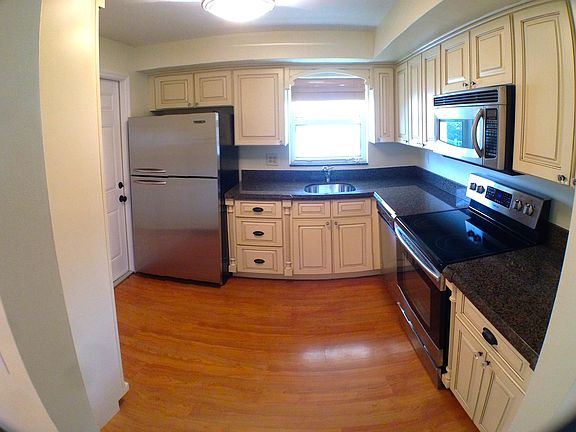 2nd image of 28 Wellesley Dr