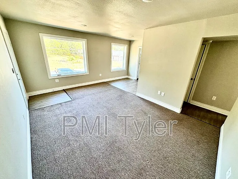 1822 W Oakwood St — Photo 2