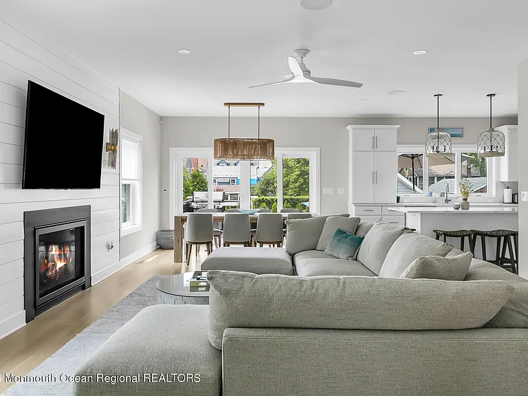 516 Club Dr — Photo 2