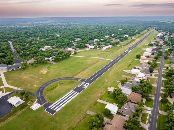 8913 Woodlawn Dr, Granbury, TX 76049