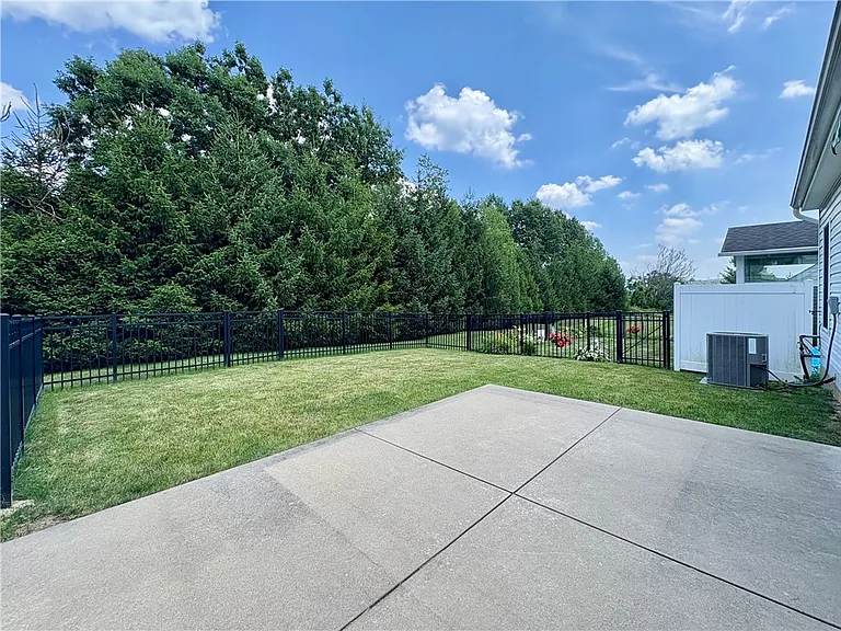 2046 Croghan Dr — Photo 25