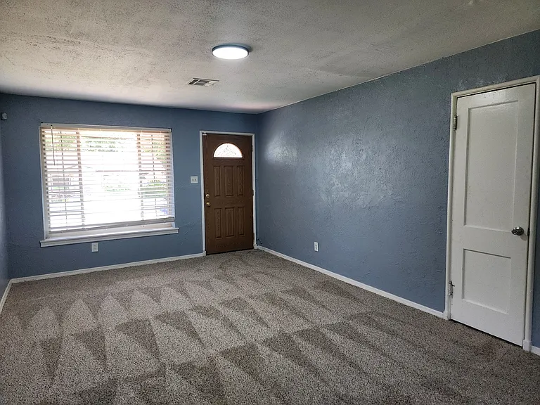 4213 N Lottie Ave — Photo 2