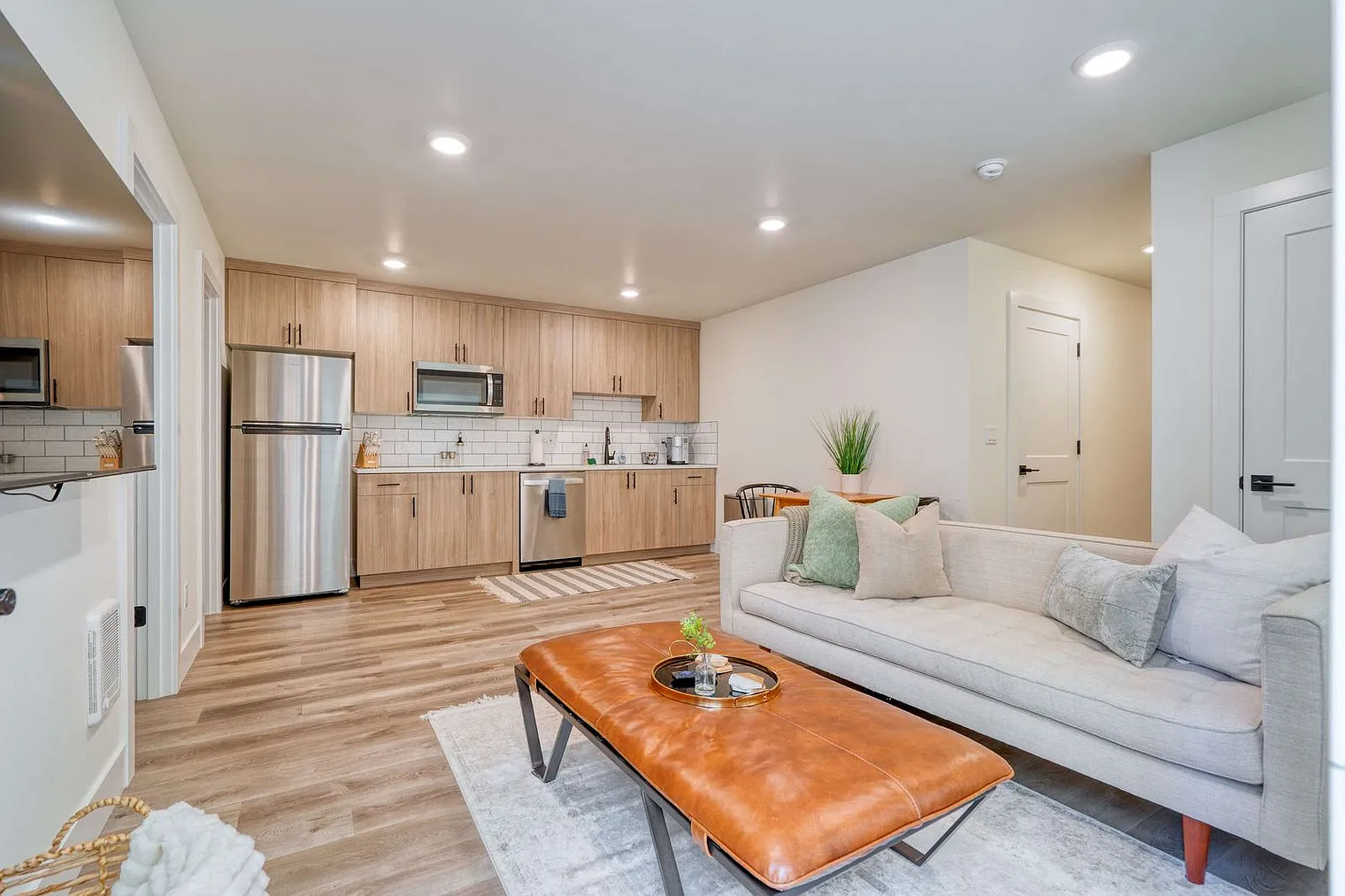 1 bed, 1.0 bath, 398 sqft, $2,488 — Photo 2