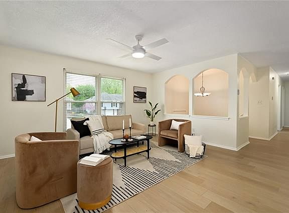 4th image of 3013 Sweet Briar Dr