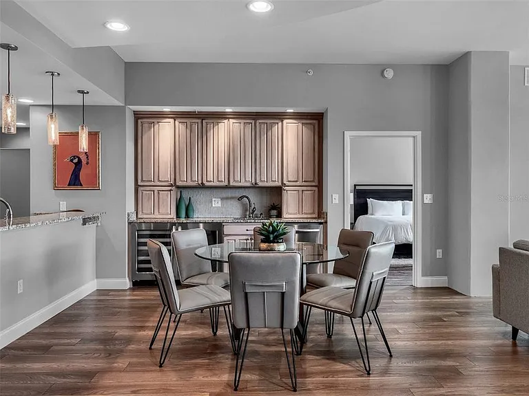 525 E Jackson St — Photo 34