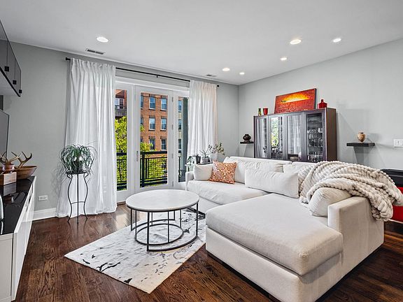 3rd image of 3559 W Montrose Ave #3E