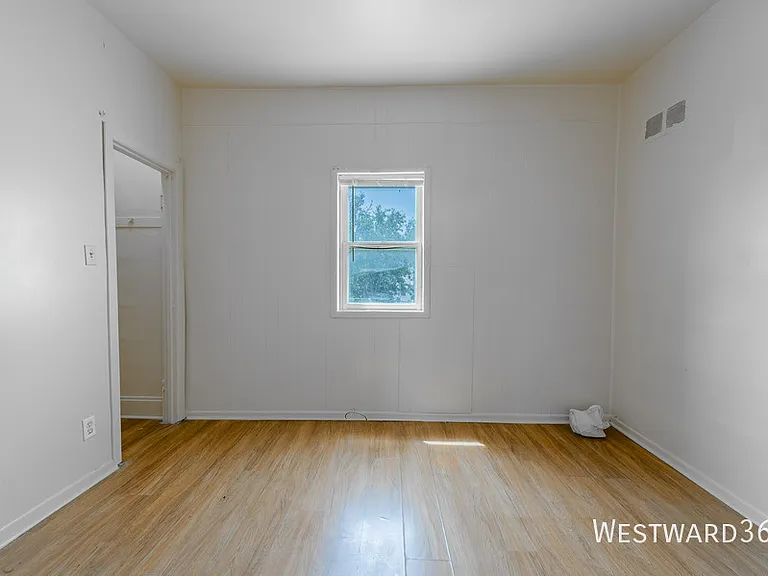 4901 Magoun Ave #2R — Photo 4