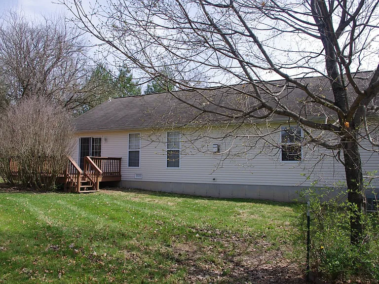 905 Hampton Ct — Photo 2