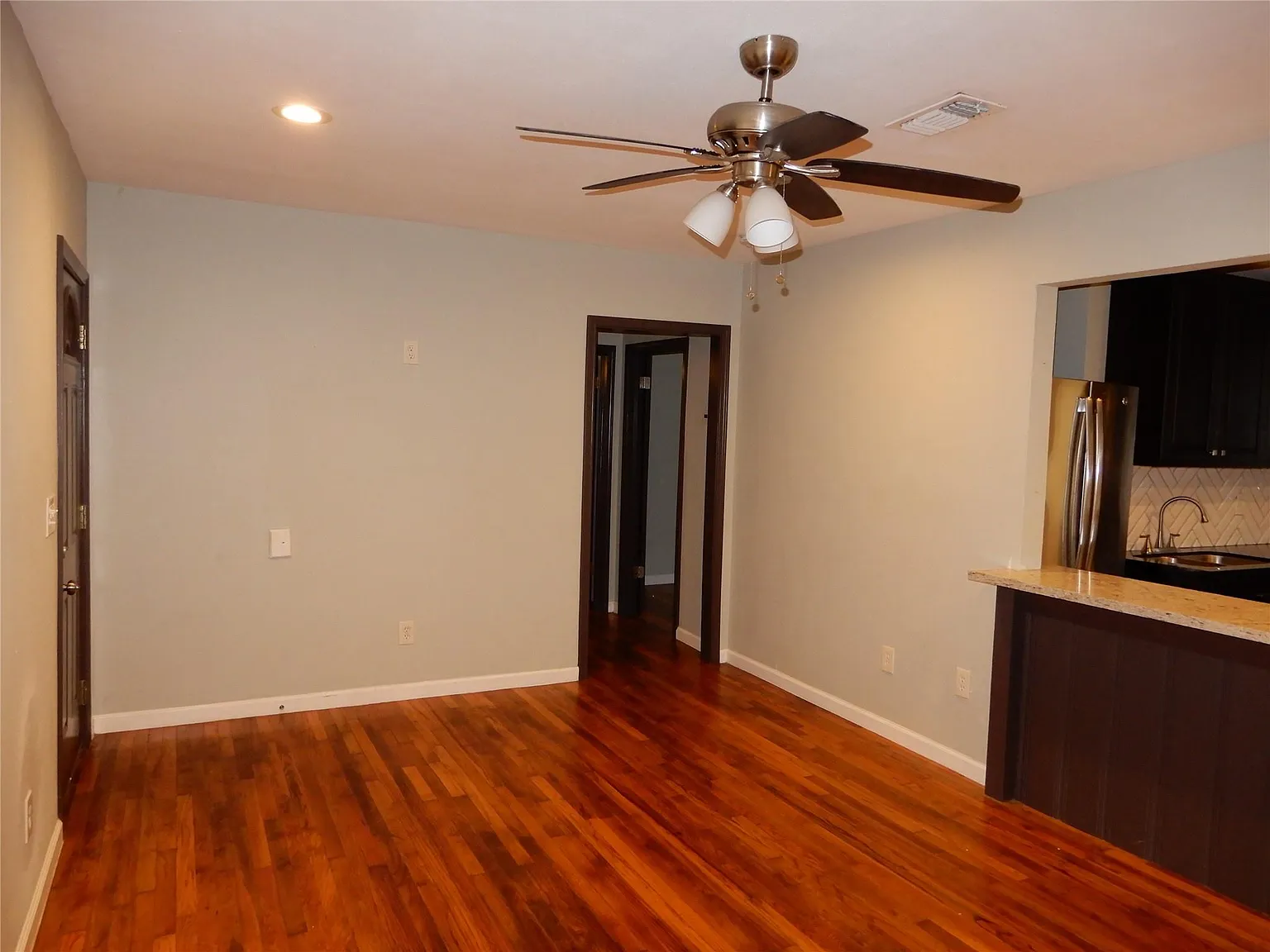 2 bed, 1.0 bath, 688 sqft, $1,200 — Photo 3