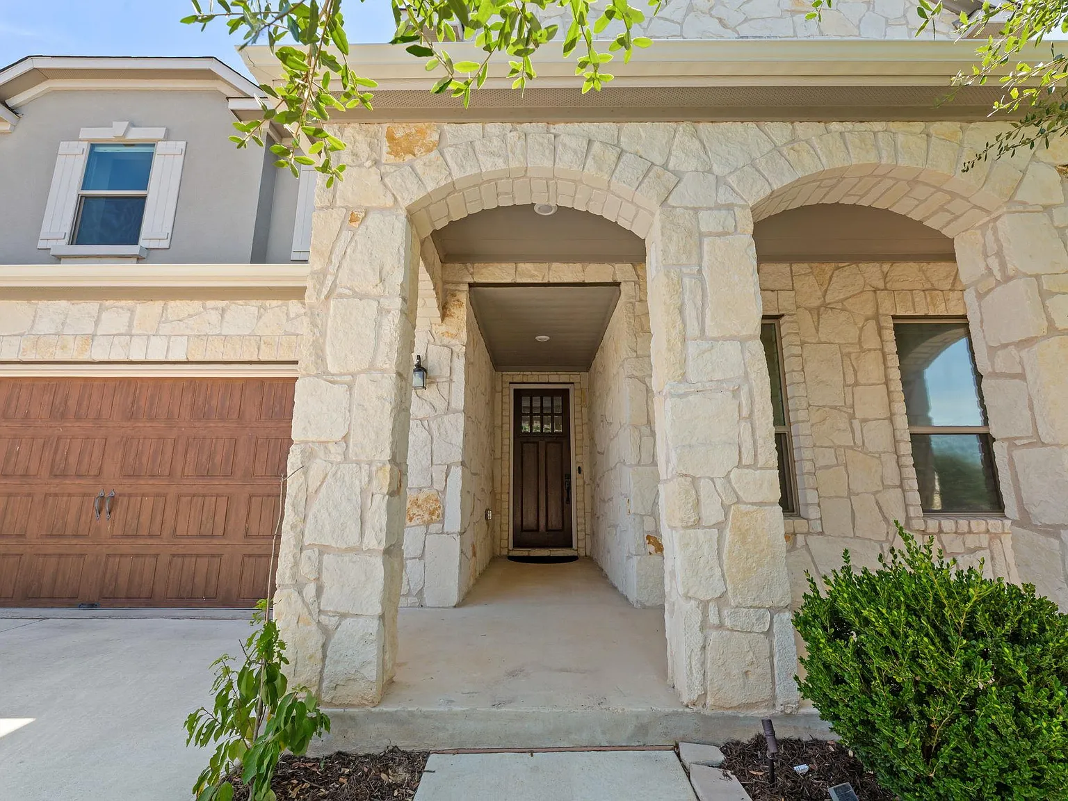 3 bed, 2.5 bath, 2930 sqft, $3,000 — Photo 2