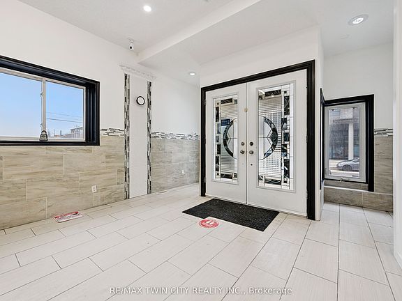 4th image of 496 King St E