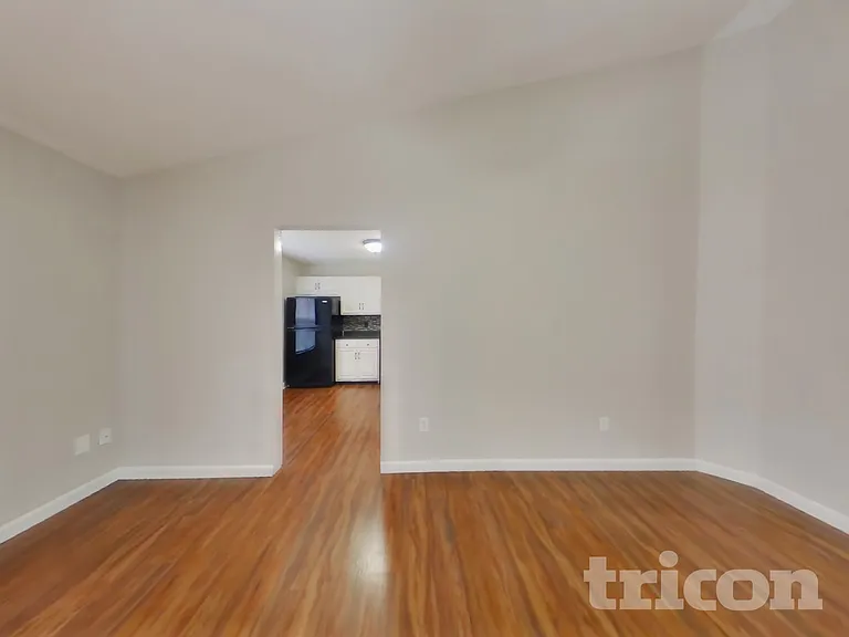 284 Woodfield Dr — Photo 3