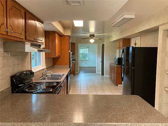 3rd image of 704 Prince Charles Ln