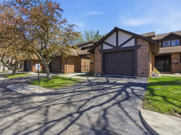 29242 Wellington Rd W, Southfield, MI 48034