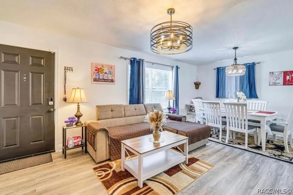 3 bed, 2.0 bath, 1066 sqft, $1,850 — Photo 4