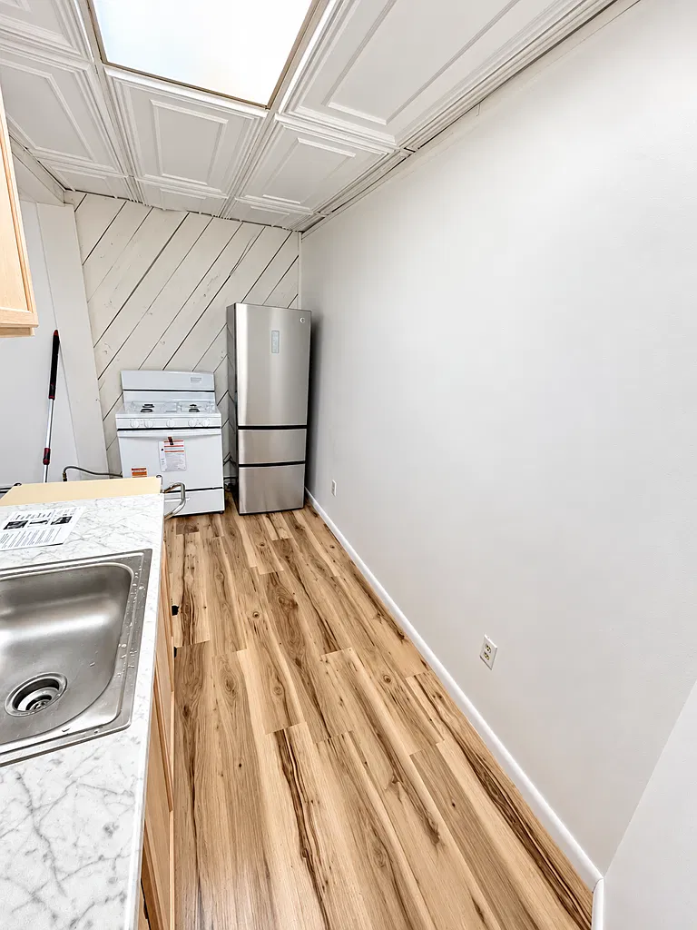 Spacious Studio - Utilities Included! — Photo 4