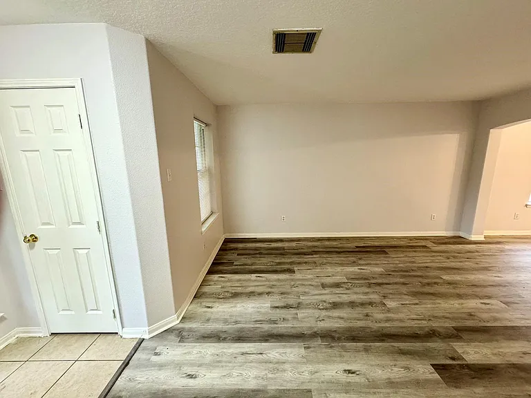 1910 Plum Falls Ln — Photo 4