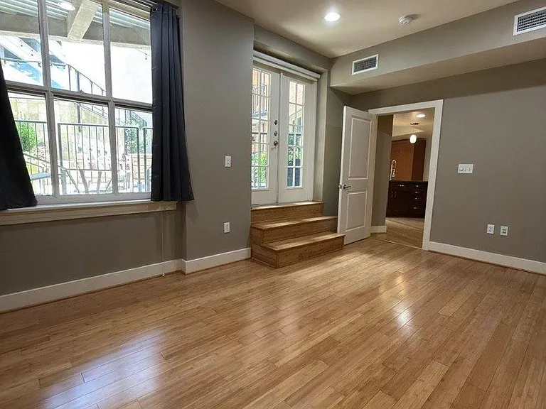 411 W 7th St #202 — Photo 11