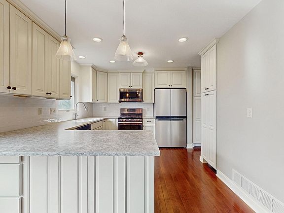 2nd image of 1038 42 1/2 Ave NE