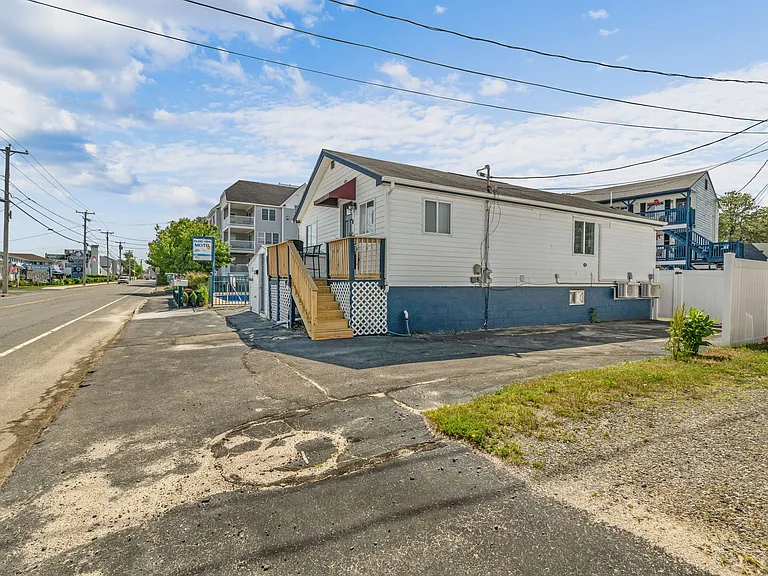 174 E Grand Ave — Photo 17