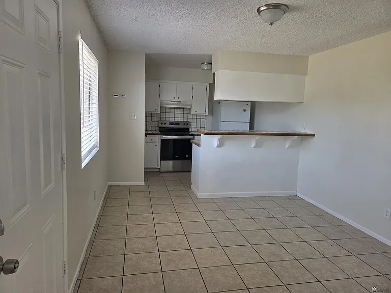 1201 W 20th Pl — Photo 4