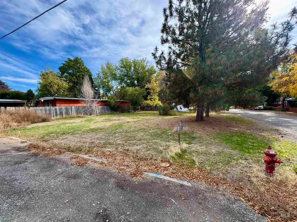 324 N Carmen St, Shoshone, ID 83352