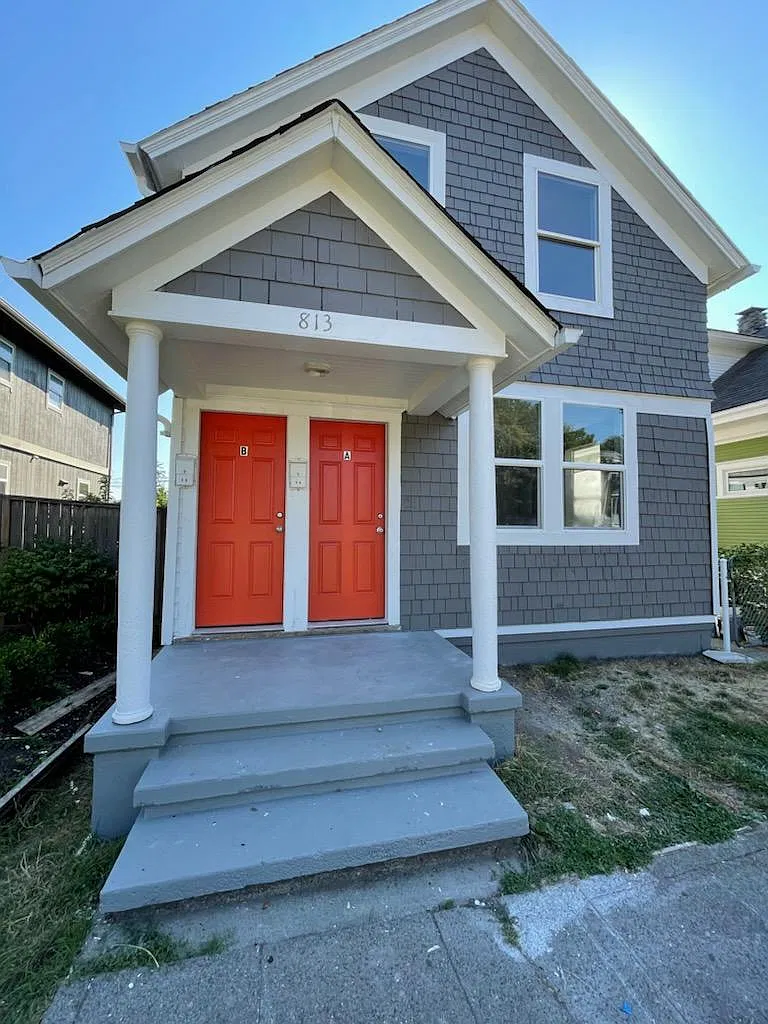 813 & B E S St — Photo 1