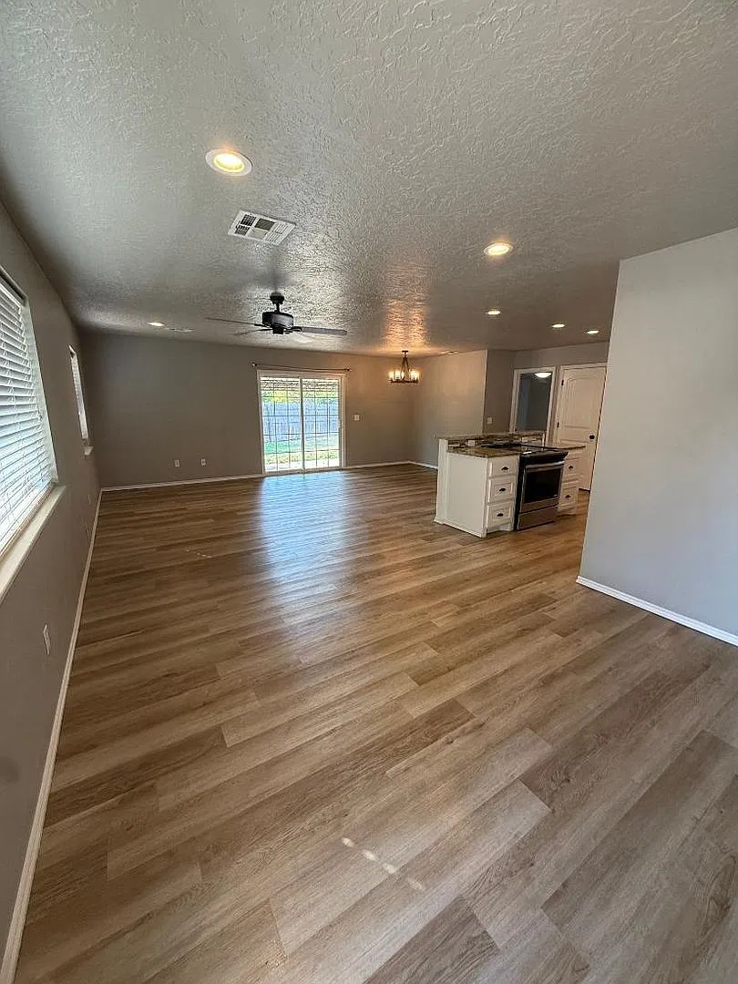 Adorable 4 Bedroom Home For Lease — Photo 2