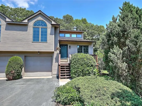 101 Cardinal Dr, North Kingstown, RI 02852
