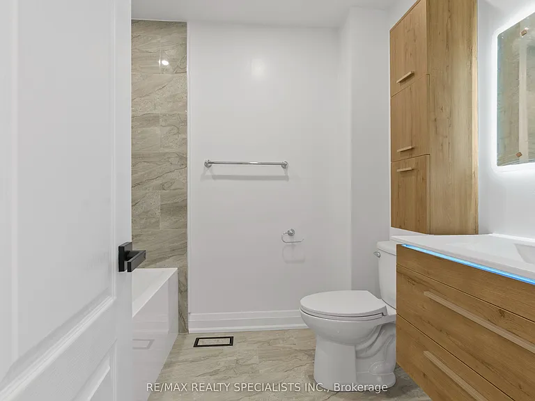 6419 Chaumont Cres #UPPER — Photo 16
