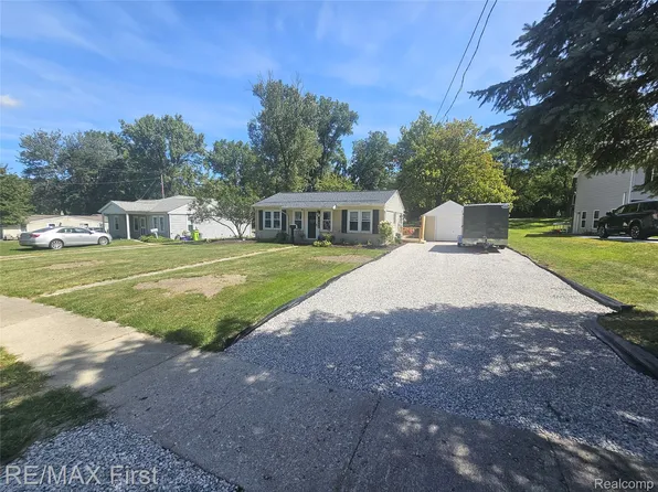 810 Forest Dr, Fenton, MI 48430