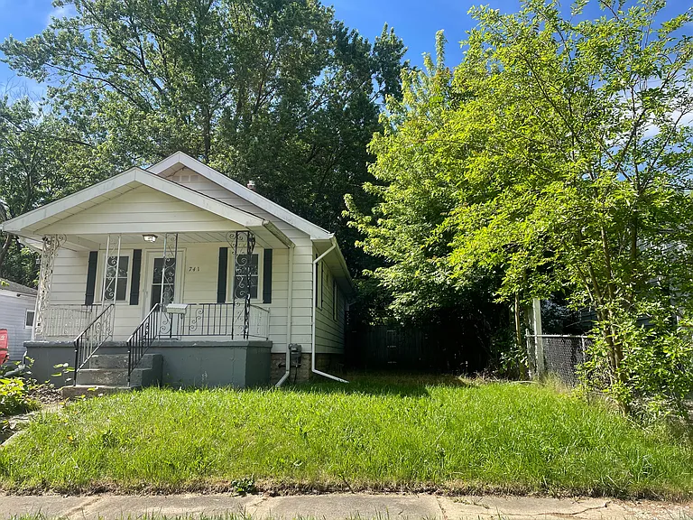 741 Barrie Ave — Photo 2
