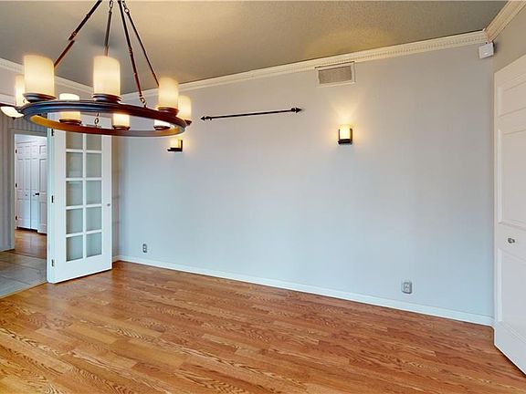 4th image of 104 Country Club Dr