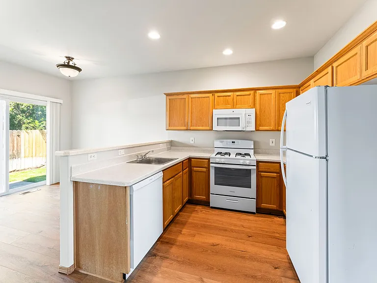 1560 SW Reindeer Ave — Photo 4