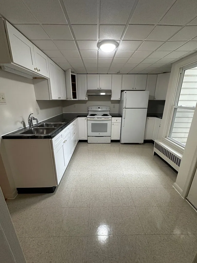 Spacious 1 First Floor 1 Bedroom 1 Bath Apartment — Photo 1