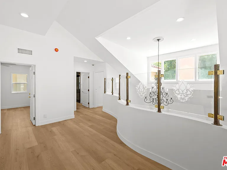 244 S Almont Dr — Photo 35