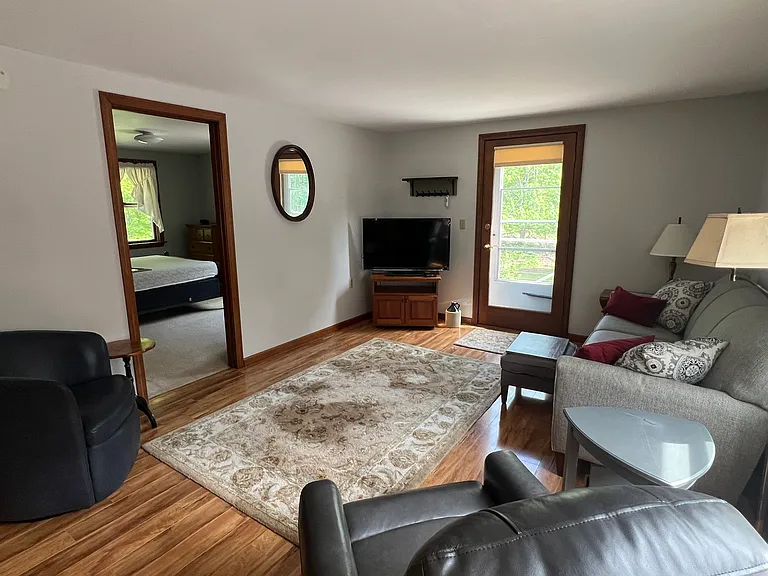 livingroom with TV (includes a roku)