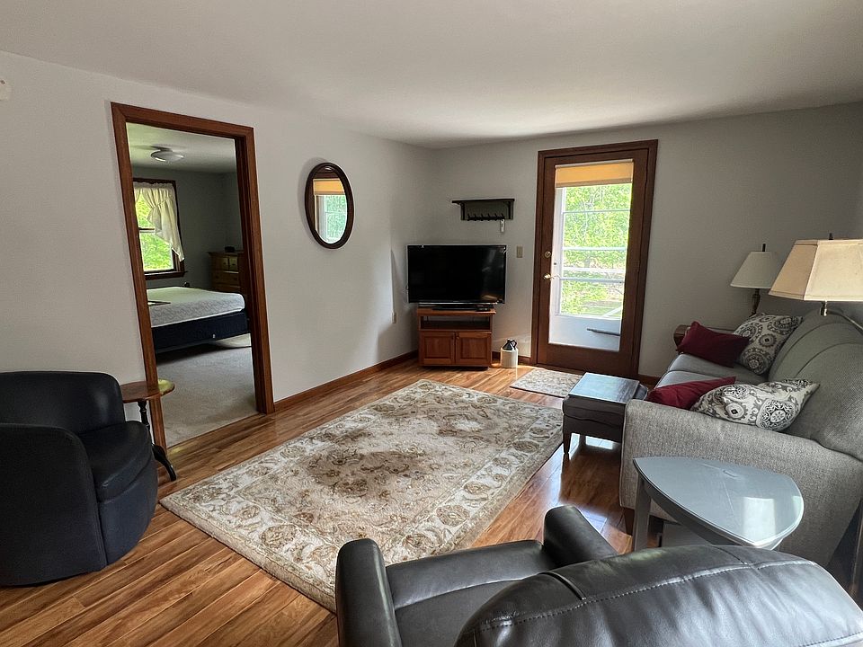 livingroom with TV (includes a roku)