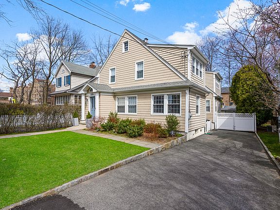 3rd image of 225 Larchmont Ave