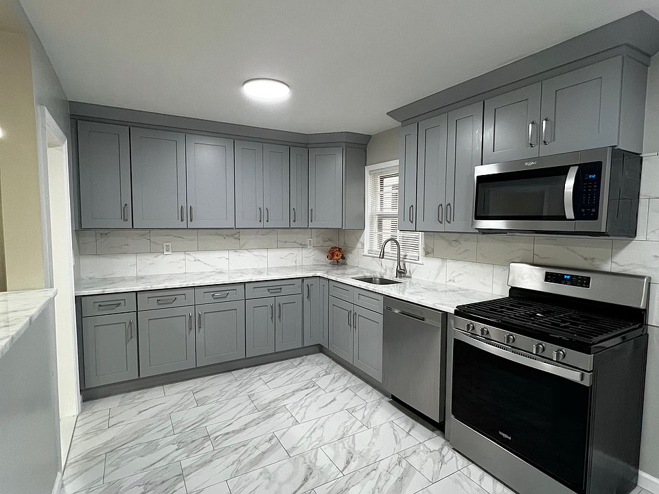 Ultra-Modern Large Eat-in Kitchen