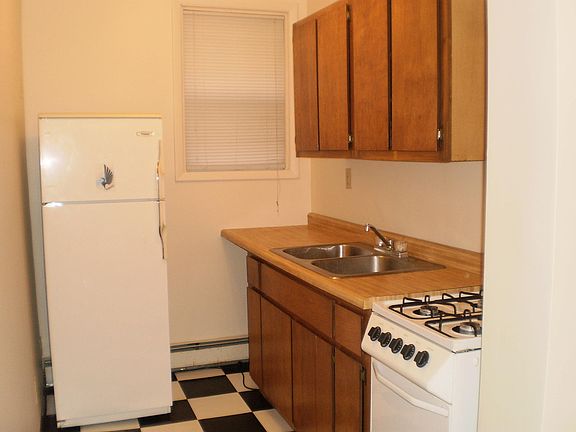 3rd image of 1823 Portland Ave #10