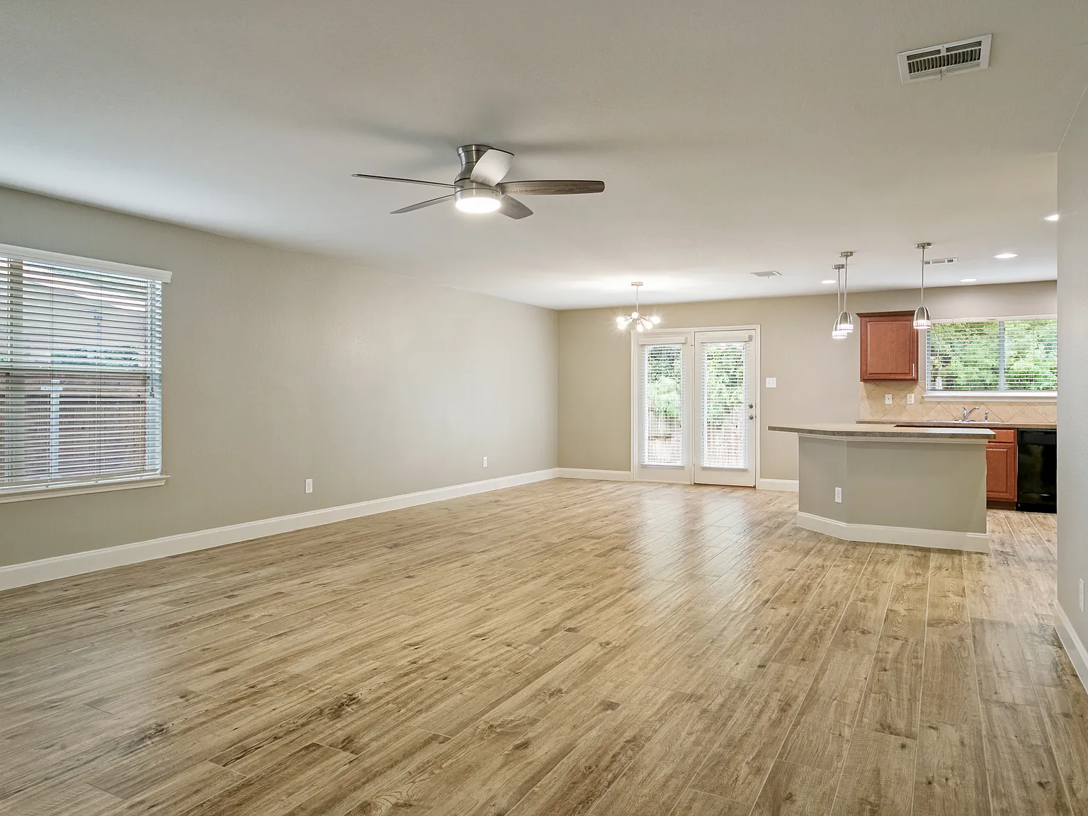 3 bed, 1719 sqft, $2,400 — Photo 3