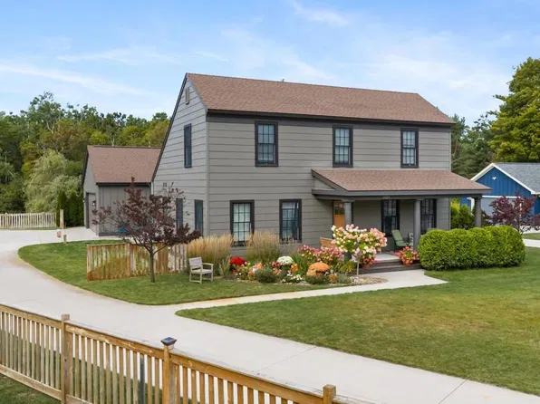 1021 Woodridge Dr, Petoskey, MI 49770