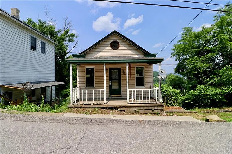 244 Logan St photo 1