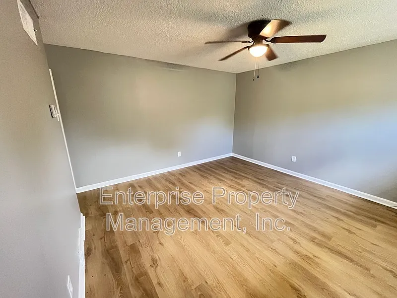 3 bed, 1.0 bath, 1081 sqft, $995 — Photo 2