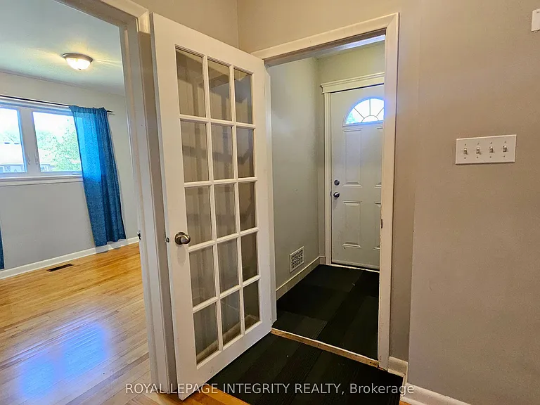 1764 Gage Cres — Photo 7