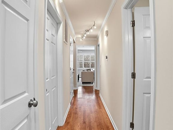 4th image of 2703 Hillcrest Rd