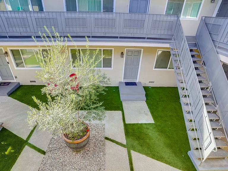 Retro Style Apartment Building with Pool and Gym - Secure, Modern and Lease-Ready! — Photo 7
