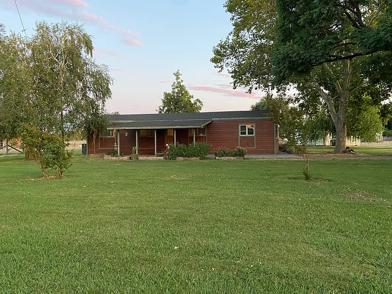 23443 Hamilton Ave — Photo 2