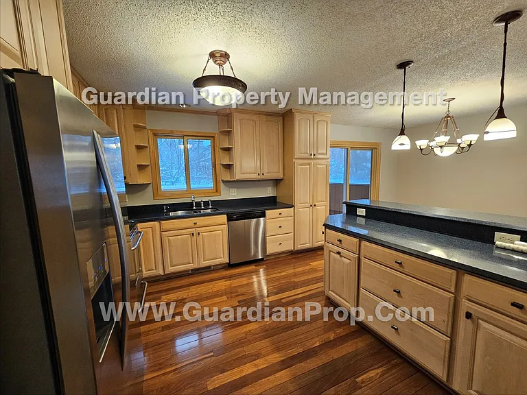 3335 Urbandale Ln N — Photo 7